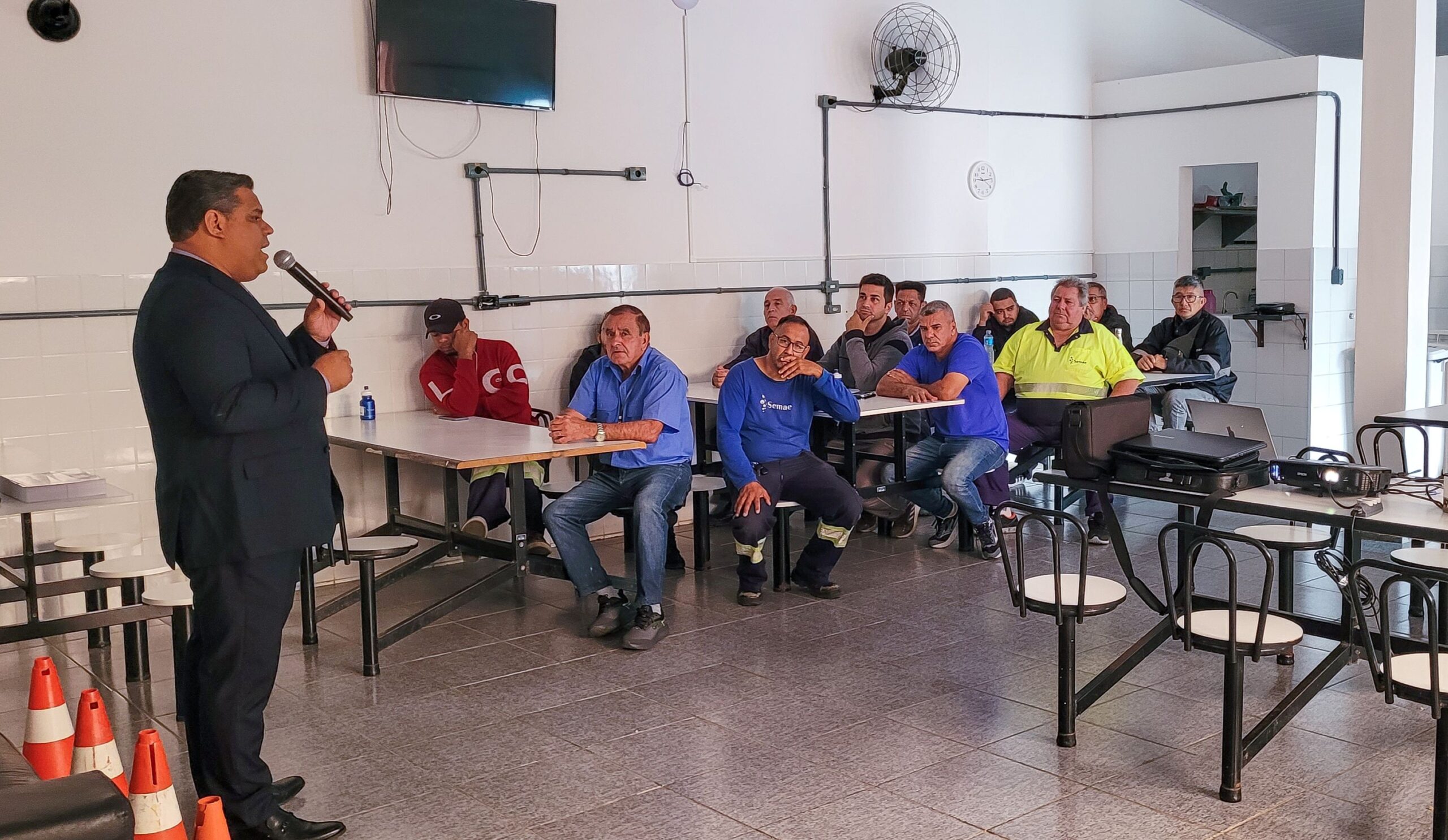 Atividades do Maio Amarelo levam informações sobre segurança no trânsito a servidores do Semae Mogi das Cruzes