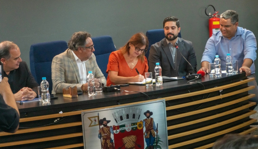 Prefeita entrega à Câmara projeto com maior investimento em saneamento da história da cidade